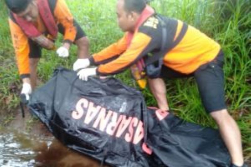  Tim SAR gabungan Kota Dumai menemukan jasad pemancing bernama Rudi yang diterkam buaya di sungai Masjid. Foto: Branda Antara