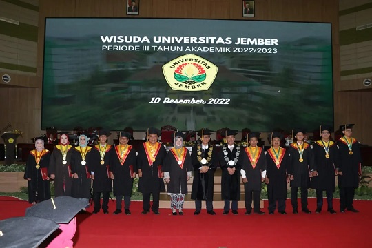 Rektor Minta Lulusan Unej Tak Minder Berkompetisi di Dunia Kerja