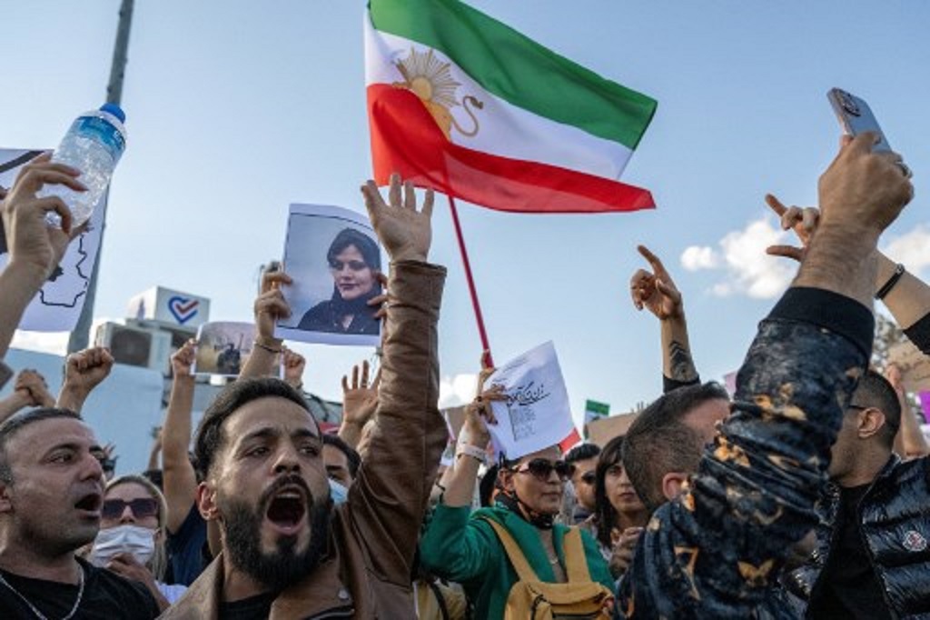 Unjuk rasa mengecam kematian Mahsa Amini berlangsung di Istanbul, Turki. (AFP)