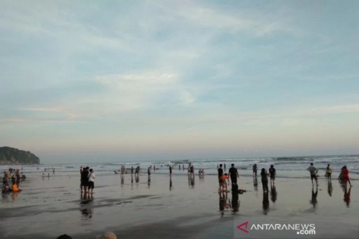 Wisatawan Pantai Selatan DIY Diimbau Tak Mandi dan Berenang di Laut