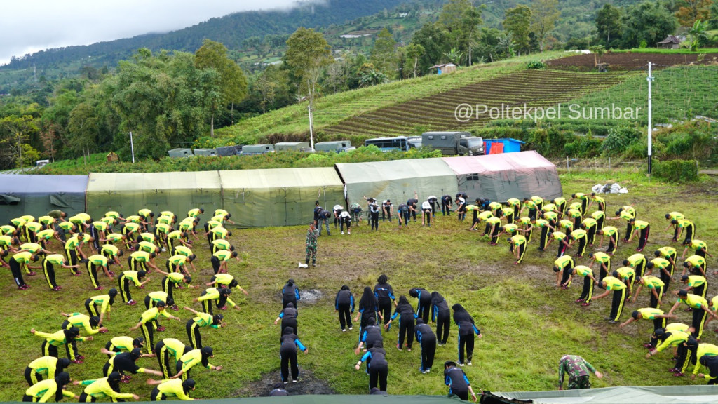 Poltekpel Sumbar gelar outbound di kaki gunung Marapi. Foto: Poltekpel Sumbar