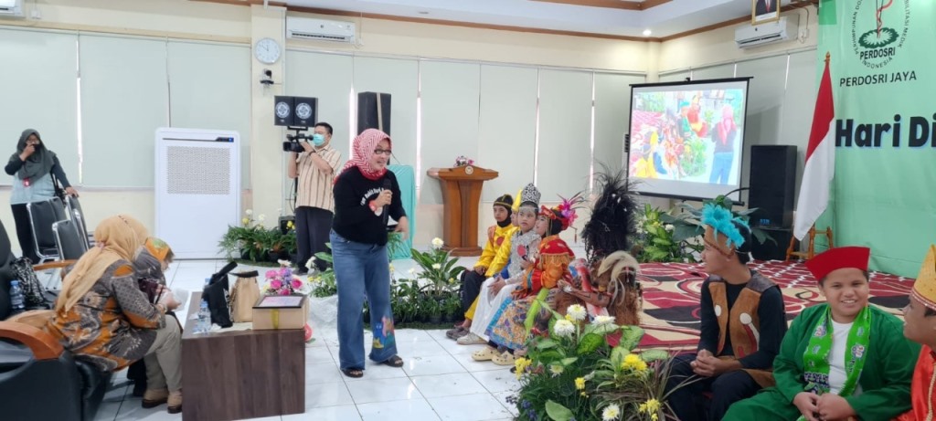 Pendiri Taman Bacaan Masyarakat Bukit Duri Bercerita, Safrudiningsih, menghibur para disabilitas dengan mendongeng. Foto: Dok Istimewa