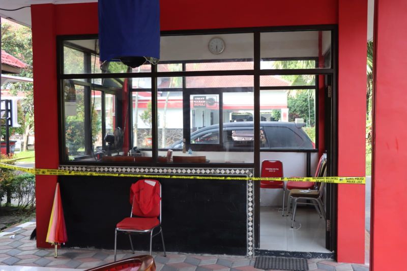 Lokasi ruang penjaga Satpol PP Kota Blitar dipasang garis polisi di rumah dinas Wali Kota Blitar, Jawa Timur, Senin (12/12/2022). (ANTARA/HO-Polres Blitar Kota)