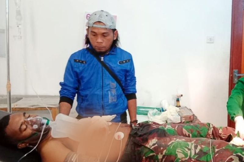 Sertu Toni, anggota Koramil Waghete, Kabupaten Deiyai, Papua Tengah, Senin (12-12-2022), tengah dirawat di RSUD Nabire akibat luka tusuk benda tajam saat terjadi pembakaran Pasar Waghete. ANTARA/HO-Kodim 1703 Deiyai