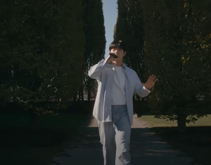 Fashion Simbolik BTS RM dalam ‘Wild Flower’ Curi Perhatian Fans