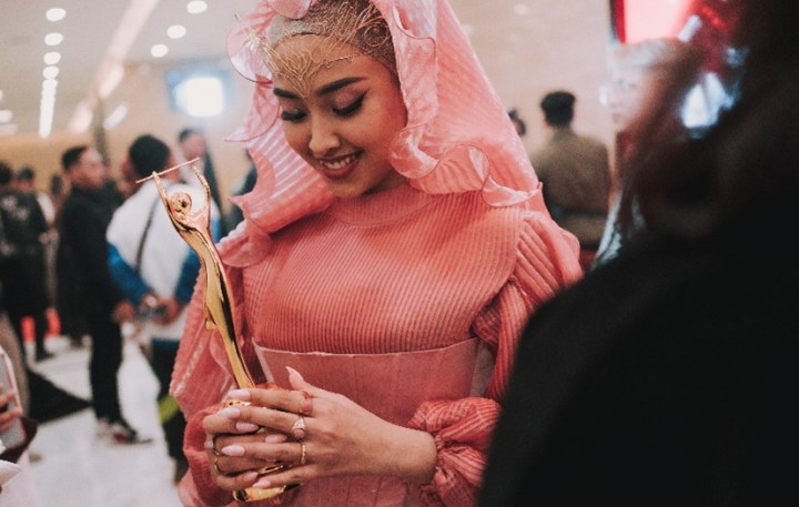 Keren! Mahasiswa ITB Jinan Laetitia Bawa Pulang Penghargaan di AMI Awards 2022