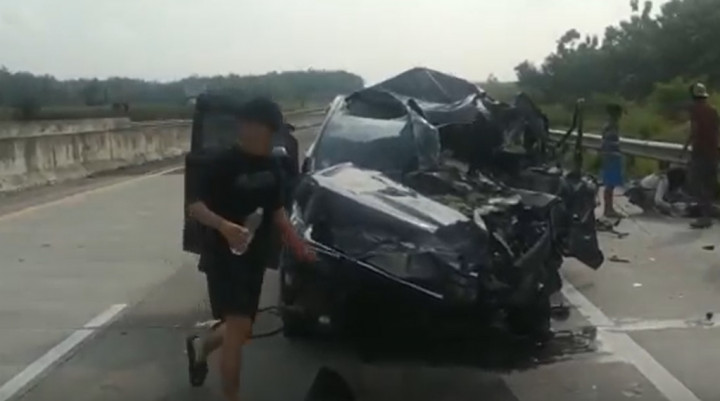 Pengemudi Anak, Minibus Tabrak Tronton di Tol Ngawi-Solo Seorang Tewas