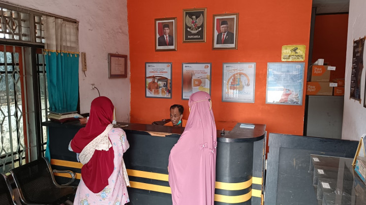 Buntut Penyunatan BLT, Seluruh Pegawai Kantor Pos Kecamatan Mundu Cirebon Dimutasi