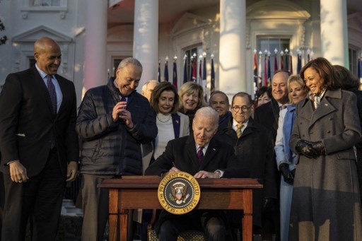 Biden Sahkan Undang-undang Pernikahan Sejenis di Tengah Upacara Penuh Warna