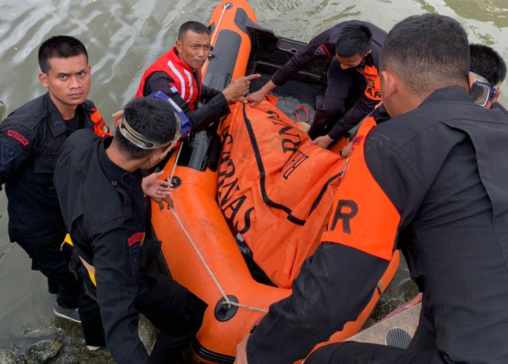 Tertabrak Kereta, Jasad Remaja di Cikarang Terpental hingga Masuk Kali