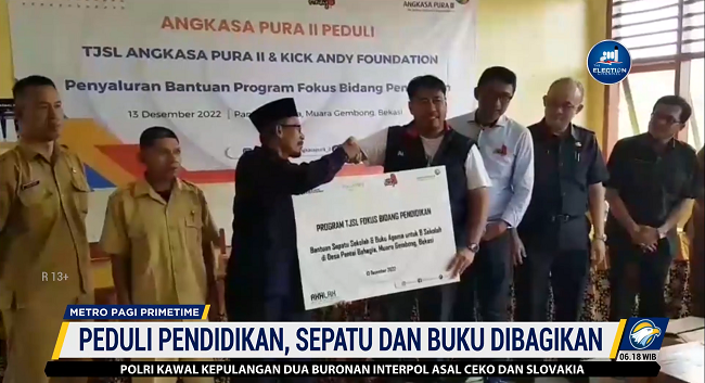 Kick Andy Foundation dan Angkasa Pura II Bagikan 500 Pasang Sepatu Bagi Pelajar di Bekasi