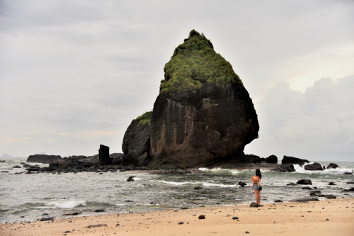 Memiliki pesona alam yang indah, Pantai Tanjung Papuma tak sekadar menjual pantai dan lautnya. (Foto: Dok. HAM)