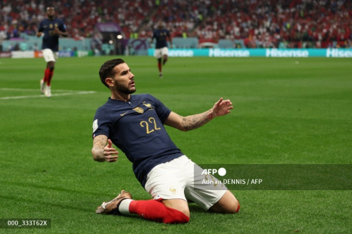 Babak 1, Les Bleus Unggul Cepat Lewat Gol Hernandez