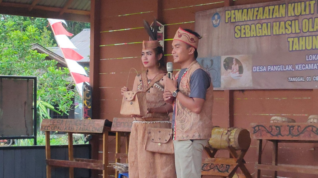 Harmega, Daya Desa (kanan) dan Suhadi, Daya Warga (kiri), menunjukkan salah satu hasil karya pemanfaatan kulit kayu (upak pontutn) sebagai hasil olahan tradisional (Foto:Dok.Kemendikbudristek)