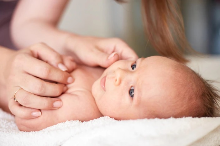 Manfaat dan Cara Pijat Wajah Bayi