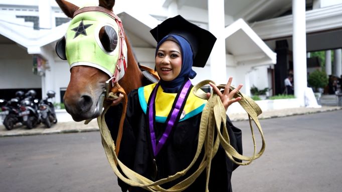 Unik, Wisudawan di Malang Hadiri Wisuda Naik Kuda