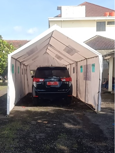 Miris, Tenda Bantuan Pengungsi Dipakai untuk Pelindung Mobil Dinas Pejabat Pemkab Cianjur