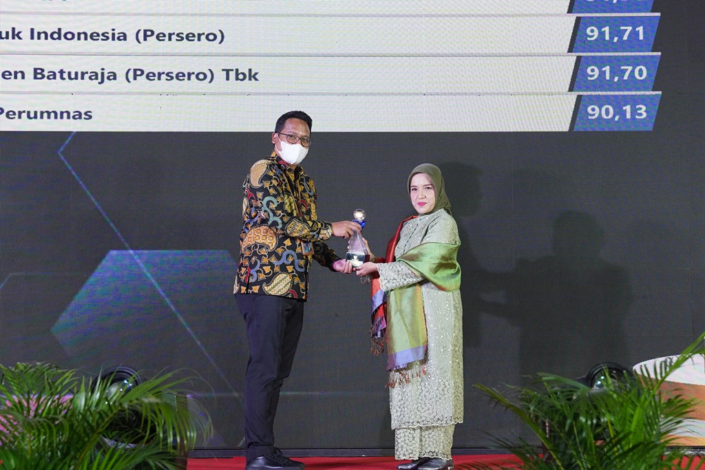 SVP Komunikasi Korporat Pupuk Indonesia Wijaya Laksana (kiri) menerima penghargaan Anugerah KIP 2022. Foto: dok Pupuk Indonesia.