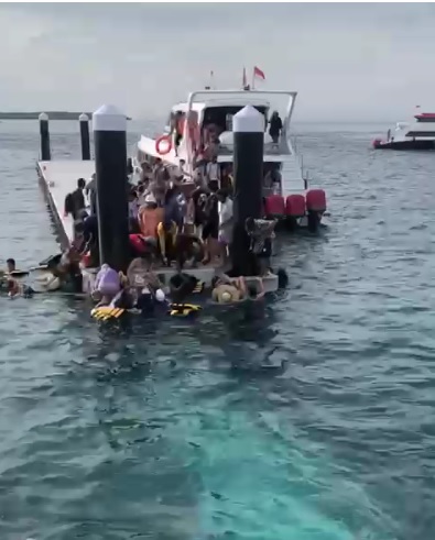Jembatan Penghubung Kapal di Pulau Nusa Penida Ambruk, Wisatawan Berjatuhan ke Laut