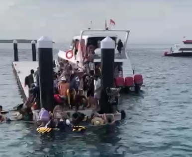 Robohnya Jembatan Penghubung Kapal di Nusa Penida karena Kelebihan Beban