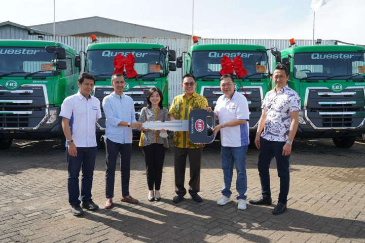 Tutup Tahun 2022, UD Trucks Serah Terima 32 Unit Quester Euro 5