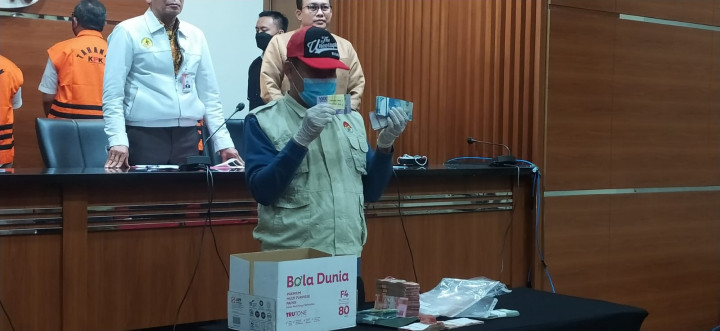 Duit Ceban Terikat Karet Disikat Wakil Ketua DPRD Jatim