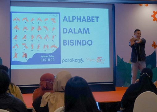 Muhammad Andika Panji, mengajarkan alphabet dalam BISINDO. (Foto: Dok. Yuni)
