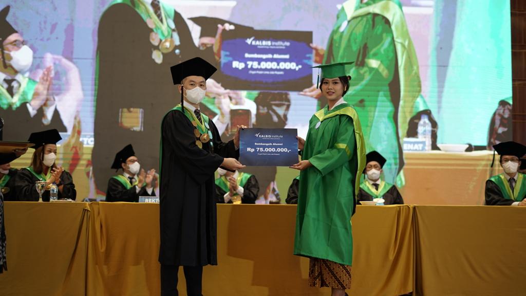 Wisuda Kalbis Institute periode Desember 2022. Foto: Kalbis Institute