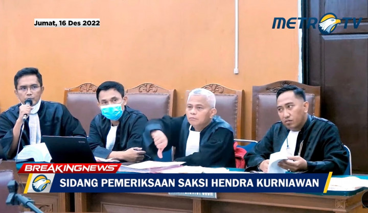 Jaksa Mengacungkan Jempol ke Bawah 'Cemen' saat Hendra Kurniawan Bersaksi