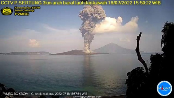 Gunung Anak Krakatau 12 Kali Erupsi, Warga Diminta Tenang namun Waspada