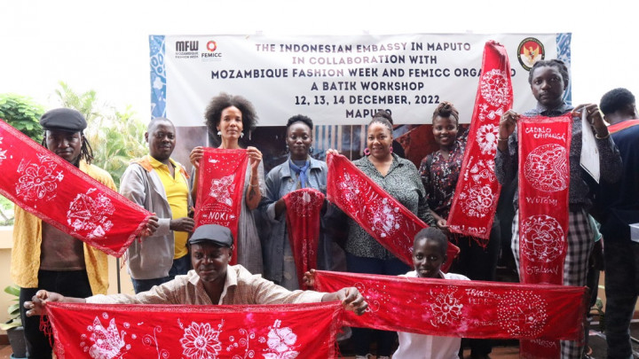 Dukung Ekonomi Kreatif di Mozambik, KBRI Maputo Perkenalkan Teknik Membatik