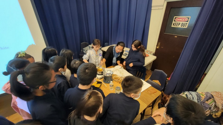 Anak-Anak SD di Chicago Belajar Membuat Batik Indonesia