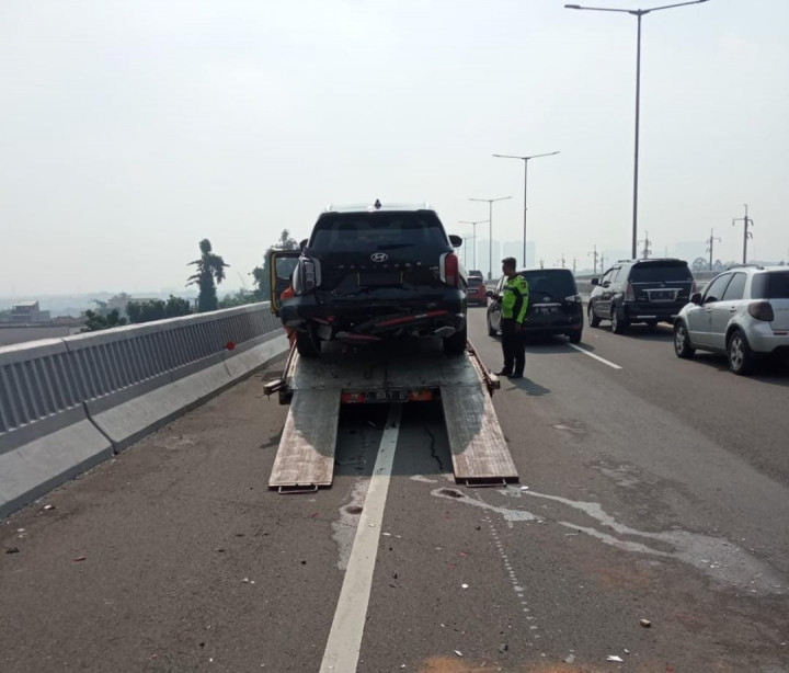 <i>Brak!</i> 4 Mobil Mewah Kecelakaan Beruntun di Tol Layang MBZ