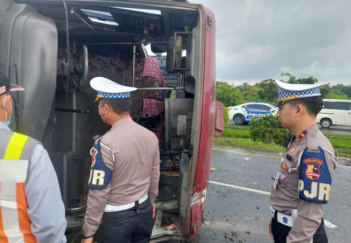 Bus Terguling di Tol Tangerang-Merak, 1 Penumpang Tewas dan 9 Terluka