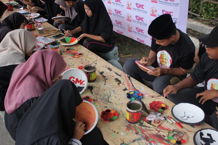 Cara Pemuda Blitar Melestarikan Budaya di Kampung Tembikar