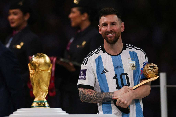 Messi Raih Bola Emas, Mbappe Sabet Sepatu Emas