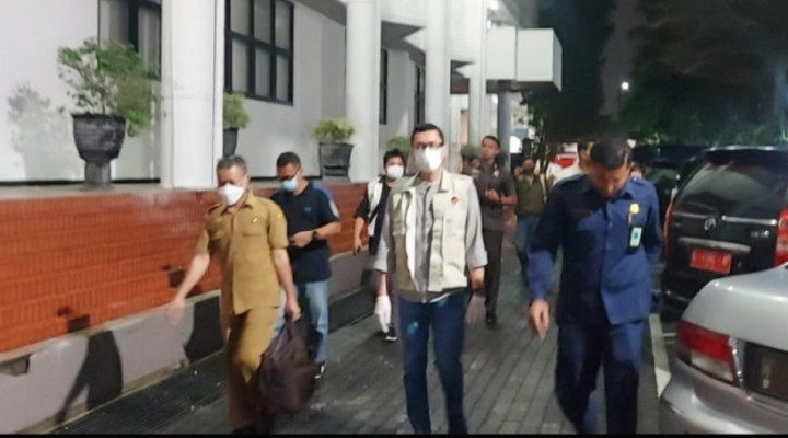 Geledah Kantor DPRD Jatim, KPK Bawa ASN Berinisial A