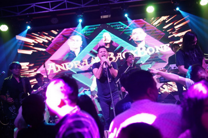 Manggung Tanpa Andra Ramadhan, Andra & The Backbone Tetap Memukau