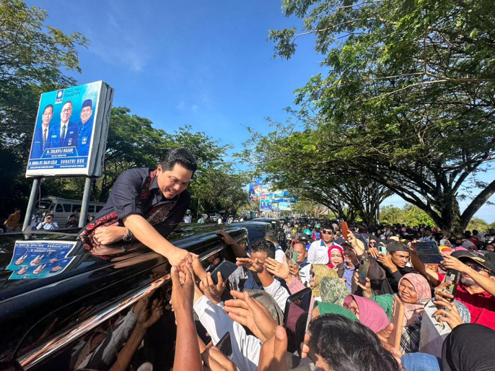 Ribuan Warga Sambut Kedatangan Erick Thohir di Padang