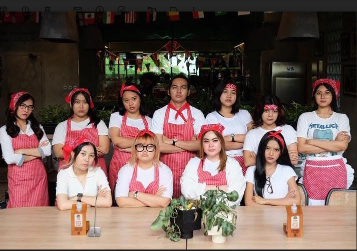 Para pelayan Karen's Dinner. (Foto: Instagram)