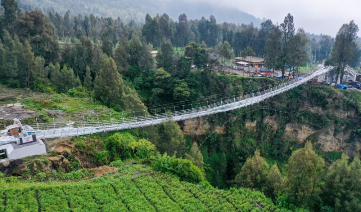 Intip Jembatan Kaca Pertama di Indonesia yang Rampung Dibangun