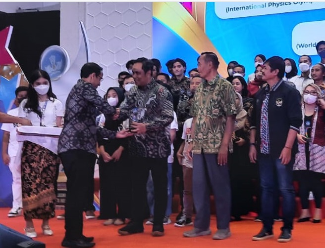 Medcom.id Terima Penghargaan 'Apresiasi Talenta Berprestasi dan Mitra Kemendikbudristek'