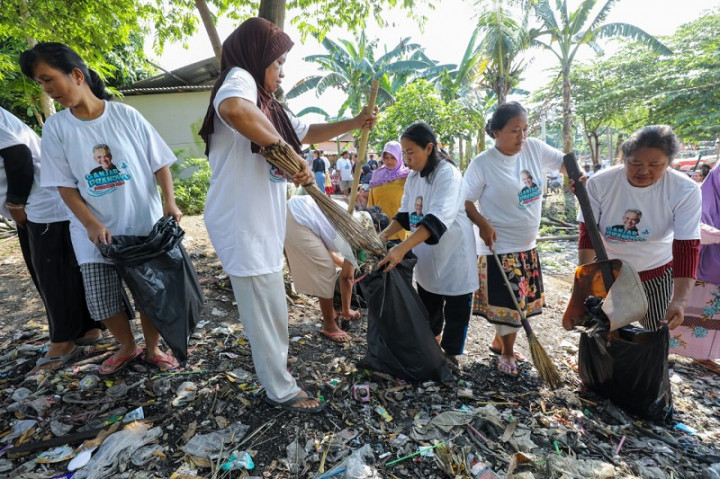 Komunitas Nelayan Bersihkan Pesisir Sungai Bondet di Cirebon