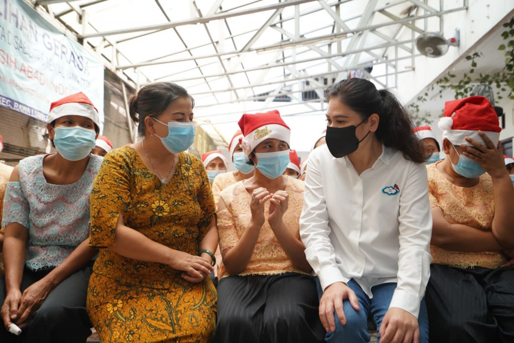 Istri Menteri BUMN Liza Thohir (baju putih) bersama para penyandang disabilitas. Foto Istimewa.