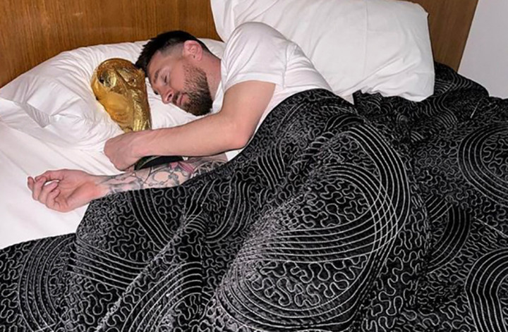 Saat Messi Tidur Sambil Peluk Trofi Piala Dunia