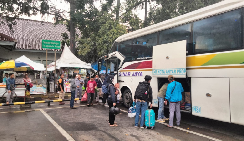 Jelang Nataru, Penumpang Bus di Terminal Poris Plawad Tangerang Meningkat