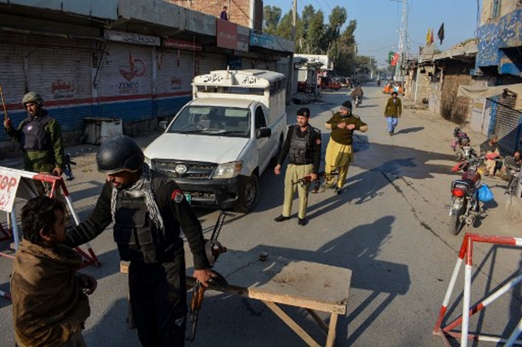 Polisi bersiaga di salah satu ruas jalan di Bannu, Pakistan, 19 Desember 2022. (Karim ULLAH / AFP)