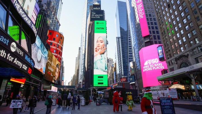 Fatin Terharu Wajahnya Terpampang di Times Square New York