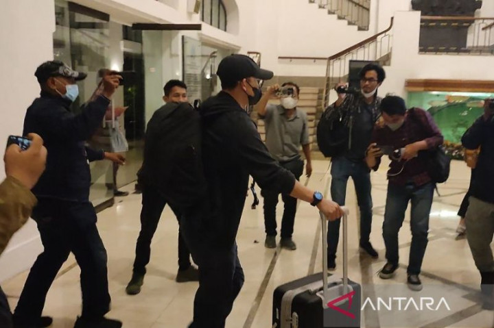 6 Jam Penggeledahan, Penyidik KPK Bawa 3 Koper dari Ruang Kerja Gubernur Jatim