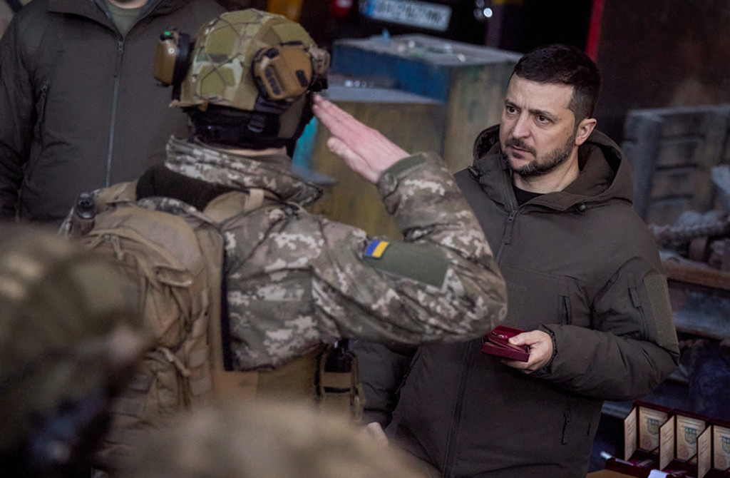 Foto Terpopuler: Zelensky Kunjungi Benteng Pertahanan Bakhmut hingga Taliban Larang Perempuan Afghanistan Kuliah